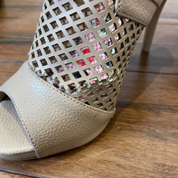 😵 2 FOR $40 // Harajuku Lovers Nude Pumps with Silver Buckles S-8- - Picture 12 of 13